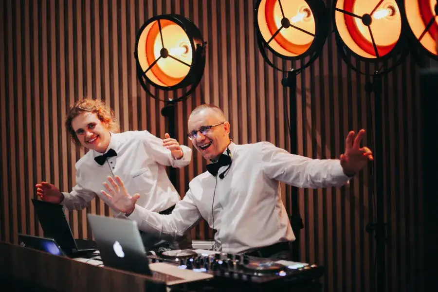 Cennik usług DJ-a na imprezę osiemnastkową