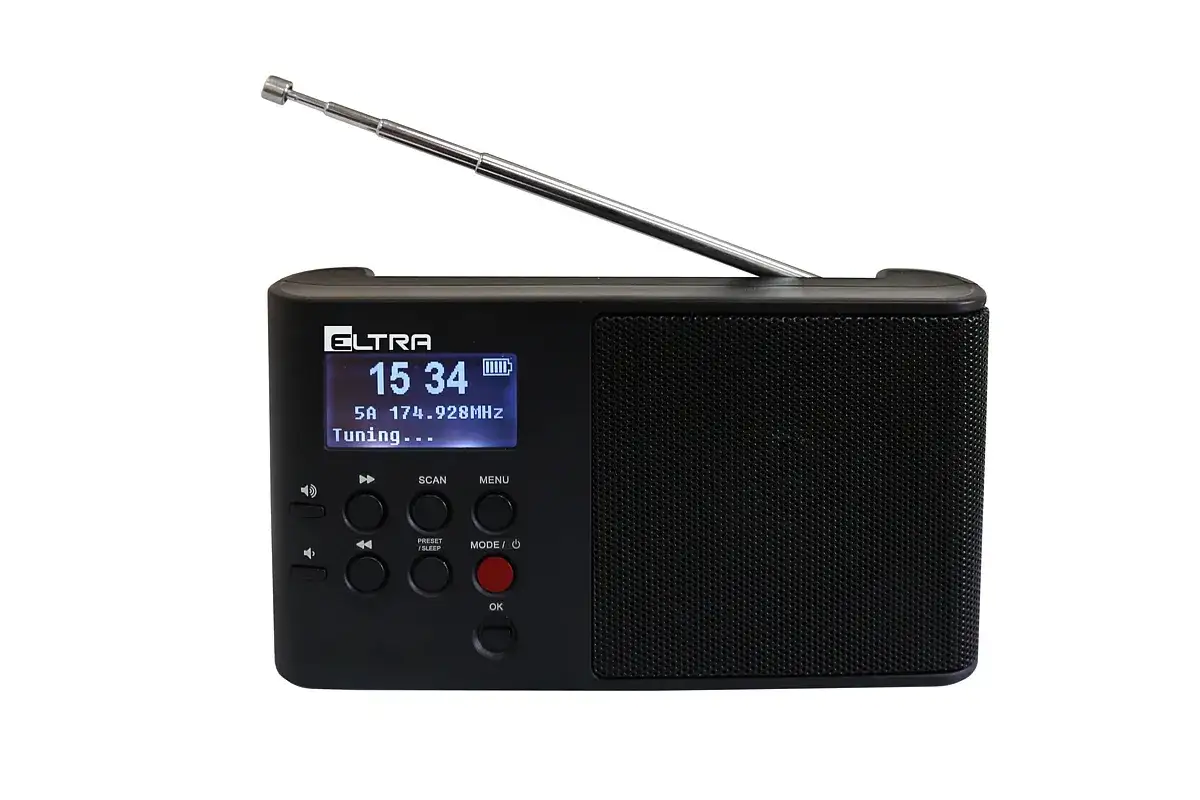 Czarny radioodbiornik ELTRA z wysuwaną anteną, wyświetlający czas i częstotliwość, gotowy do odbioru sygnałów radiowych.