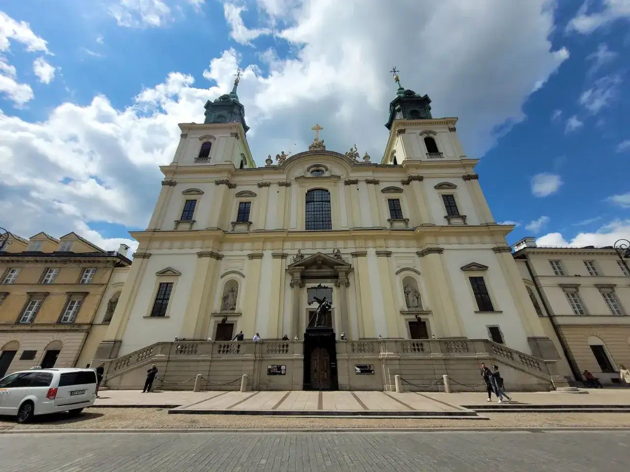 Warszawski kościół, gdzie bije serce Chopina, z dumą wznosi się pod błękitnym niebem.