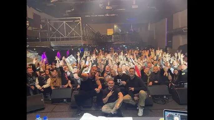 Peja koncert scena dynamiczne ujęcie