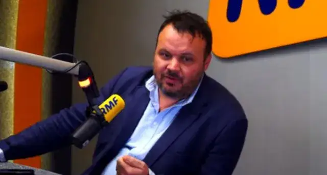Prezenter radiowy RMF FM przy pracy