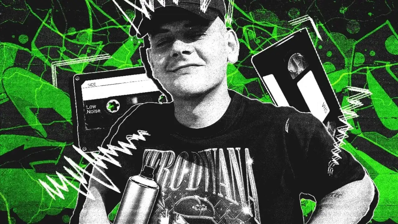 Młody mężczyzna w czapce i koszulce z napisem